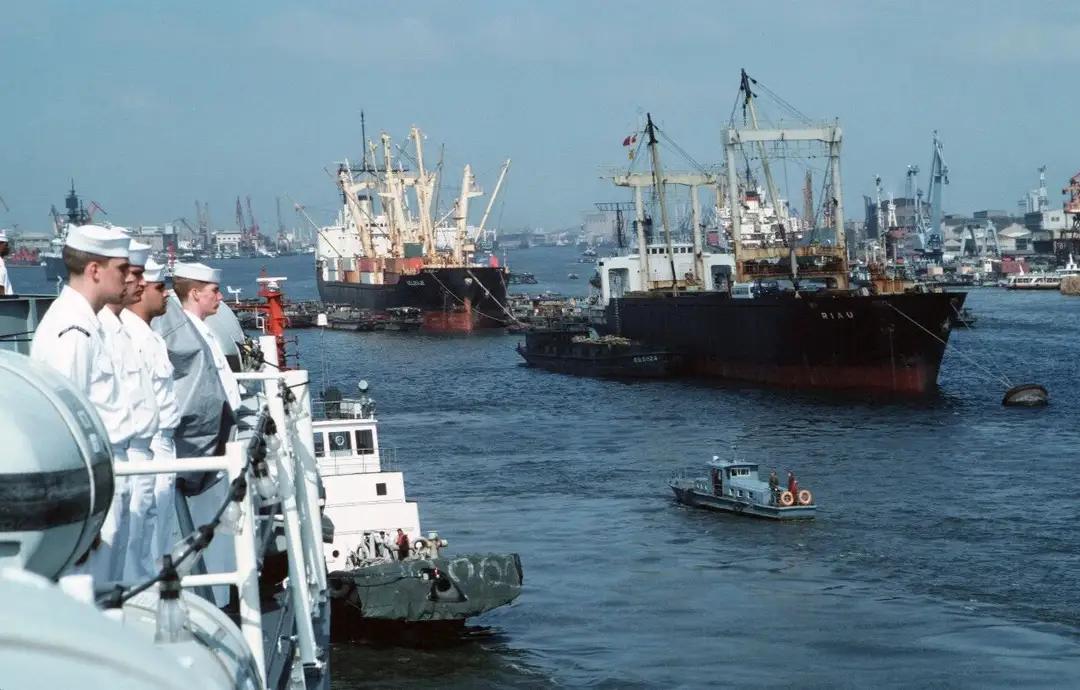 1989年5月19日‑22日，美国第七舰队旗舰蓝岭号两栖指挥舰，随同另外两艘军舰