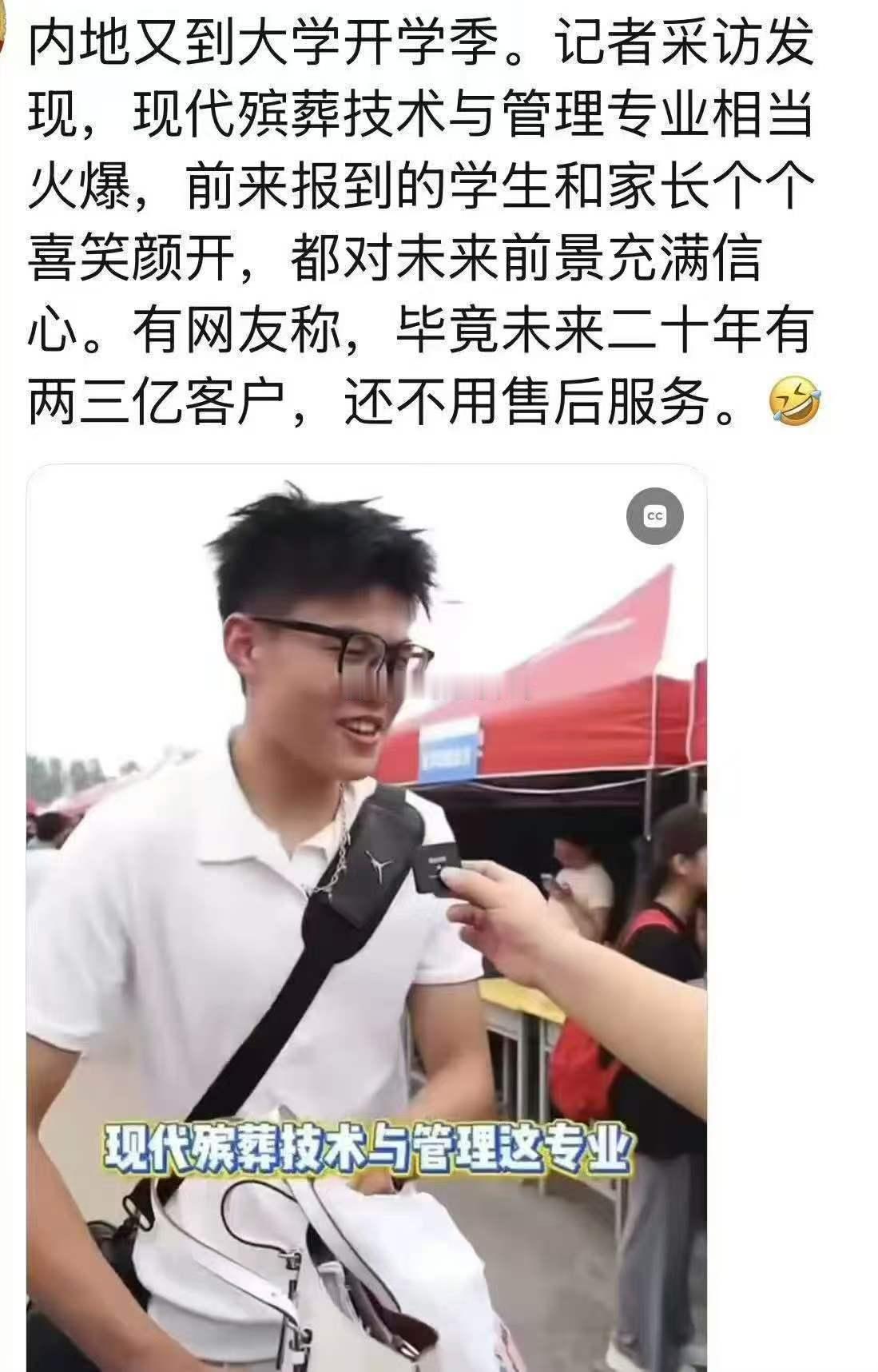 小伙子嘴角的笑容控制不住了…… ​​​