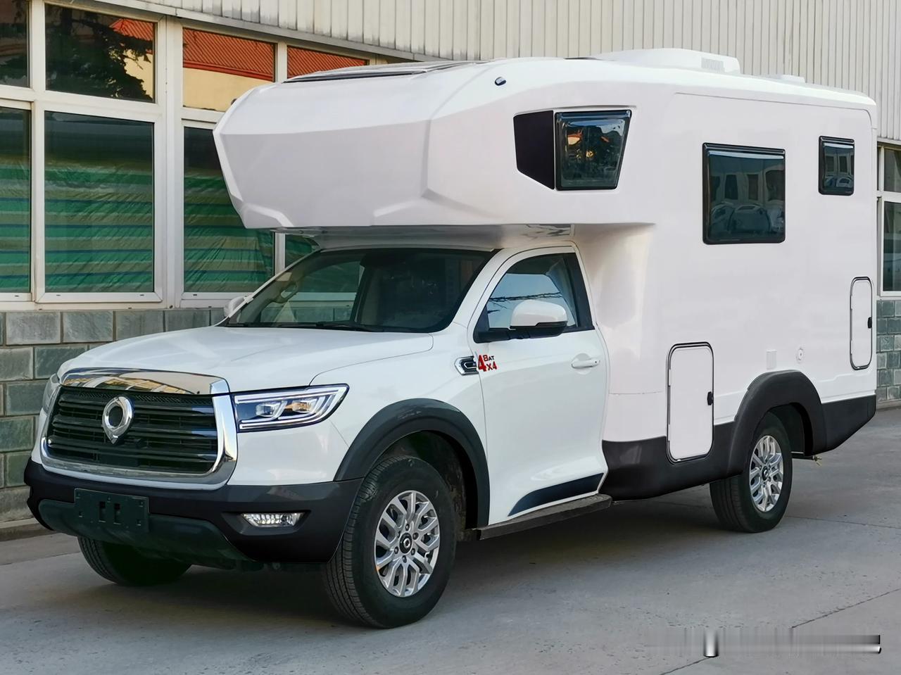 一家三口最期待的长城炮房车要来了哦！霸气的外观，四驱8AT自动挡的配置，虽然空间