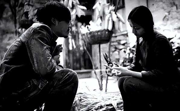 1977年，32岁女知青刘琦返城无望，嫁给一位农民。新婚之夜，她对丈夫说：“你对