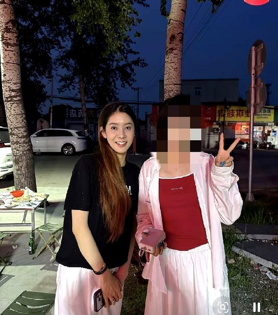 美丽带俩娃回唐山过端午，在自家烧烤店被网友偶遇了。
美丽单薄地跟妈妈站在一起充当