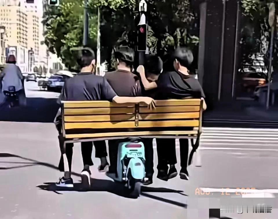 “城市中的小确幸：共享单车上的快乐时光”这几名小伙脑洞大开，把座椅安装在共享单车