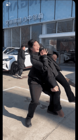 小脸漲红，
姑娘是个正经人！
小伙子开玩笑，
突然从背后抱着姑娘抡了一圈，
姑娘