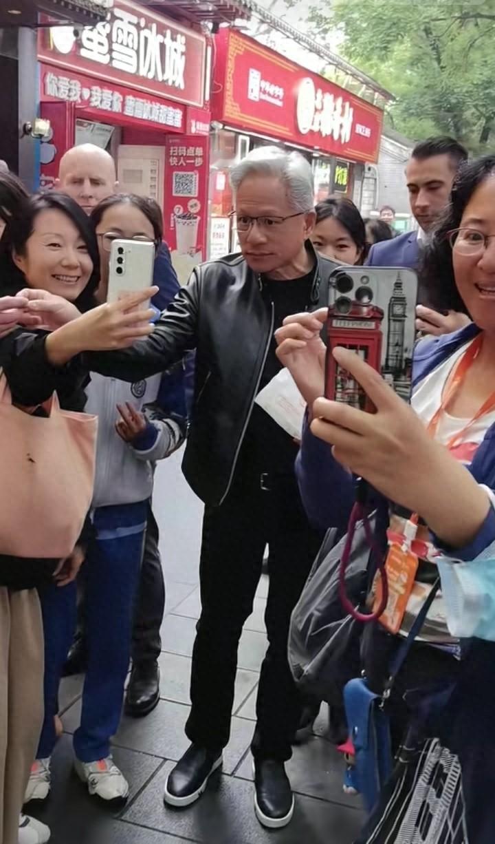 谁能想到，那个叱咤全球芯片界、一句话能影响股市的黄仁勋，几十年雷打不动只穿黑皮衣
