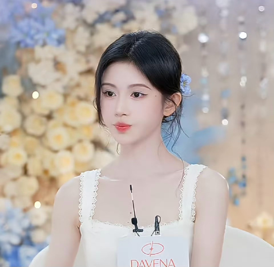 只要心细就会发现，鞠婧祎在哪个场合的妆容都差不多，不管是现代还是古装，变的是服装