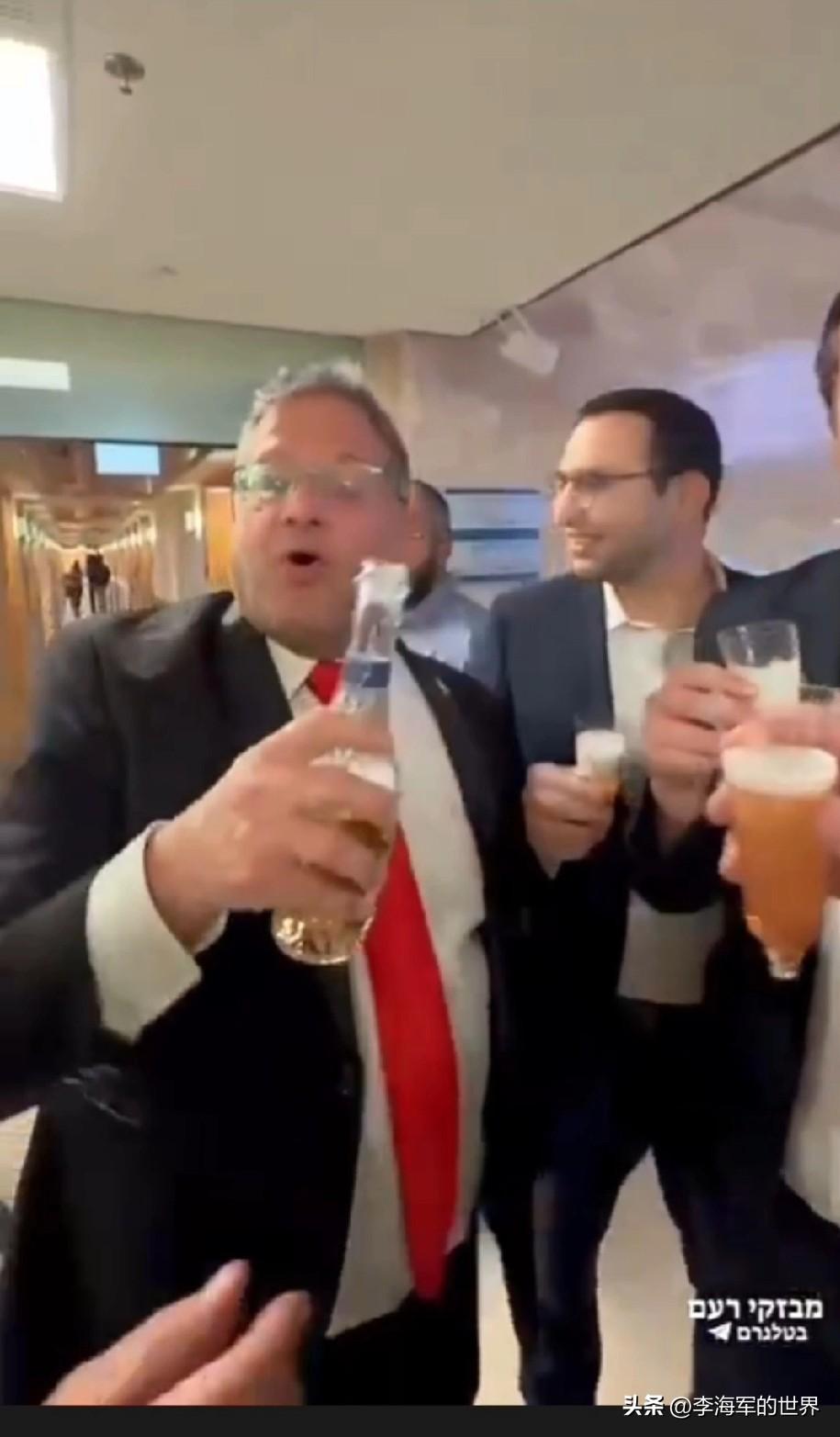 以色列国家安全部长在议会大厦高举酒杯庆祝巴勒斯坦人死刑法案通过，称其具有历史意义