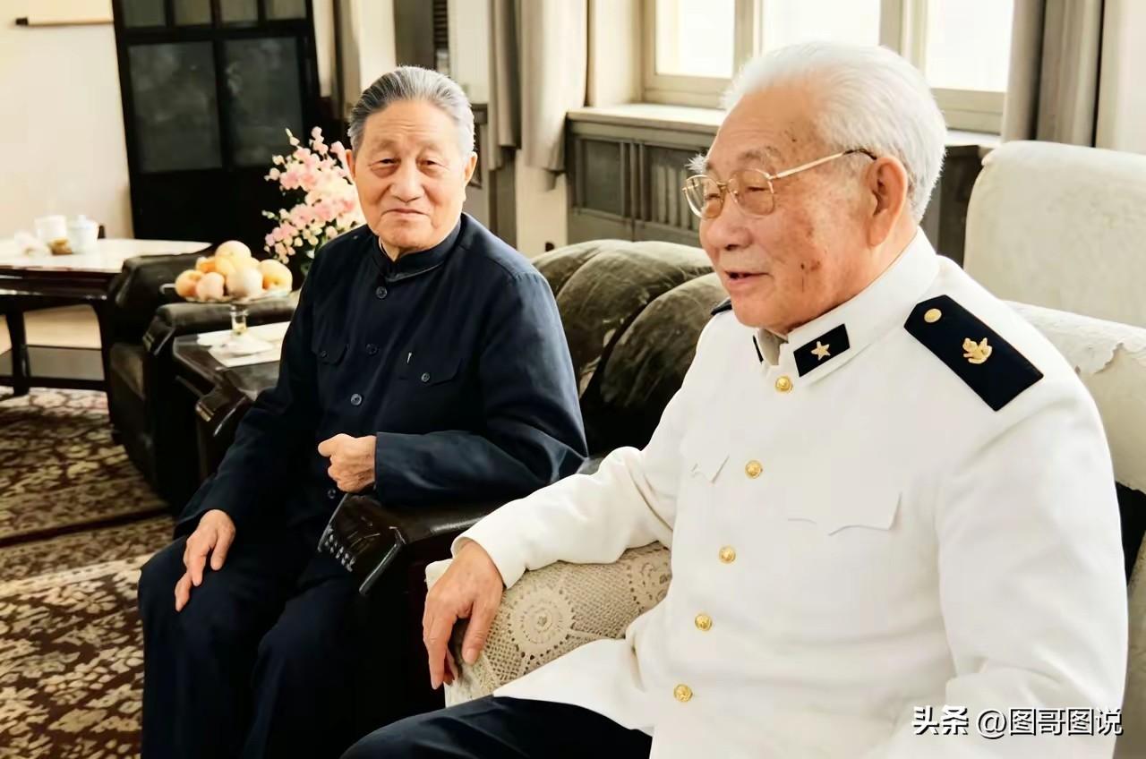 八十年代萧劲光家中迎来了一位重要的客人，为此肖劲光特意穿上了白色海军军装，以表示