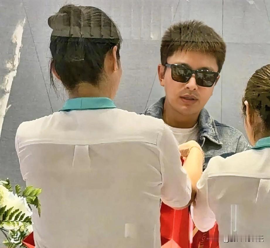 近日，有网友在街头偶遇贾乃亮购买金钞，这一行为引发网友热议，贾乃亮的“慷慨”人设