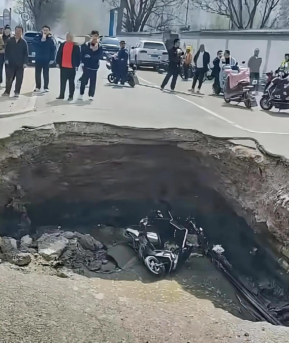万万想不到！意外和明天真不知道哪个会先来！好好的送着外卖，谁能想到突然路面塌陷，