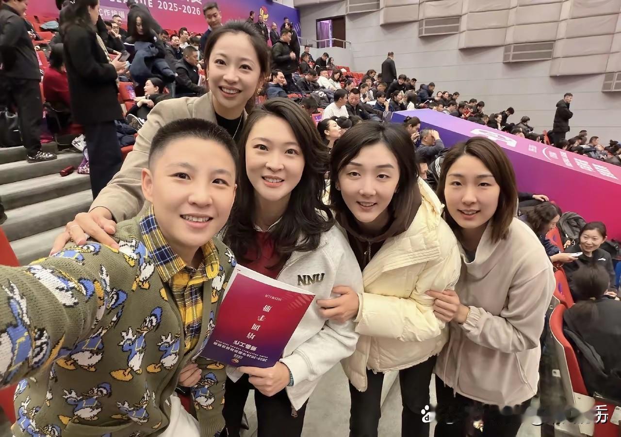 伦敦周期女排队员重聚，下一站她们将奔赴山海结对厮杀。女排超级联赛B级即将打响，近