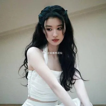 王楚然清冷气质衬得格外动人，简约白色搭配垂顺半身裙利落线条里满是高级感，清爽又养