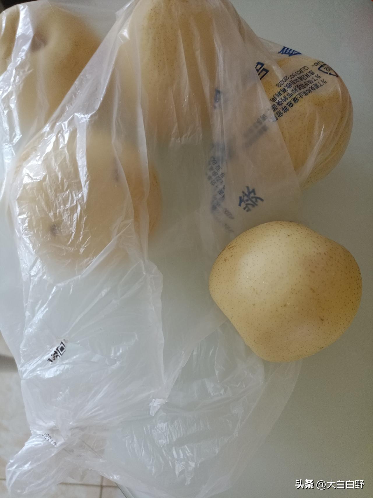 黄冠梨便宜了
今天去超市，看见黄冠梨1斤1.99元，黄冠梨便宜了。
以往时期，黄