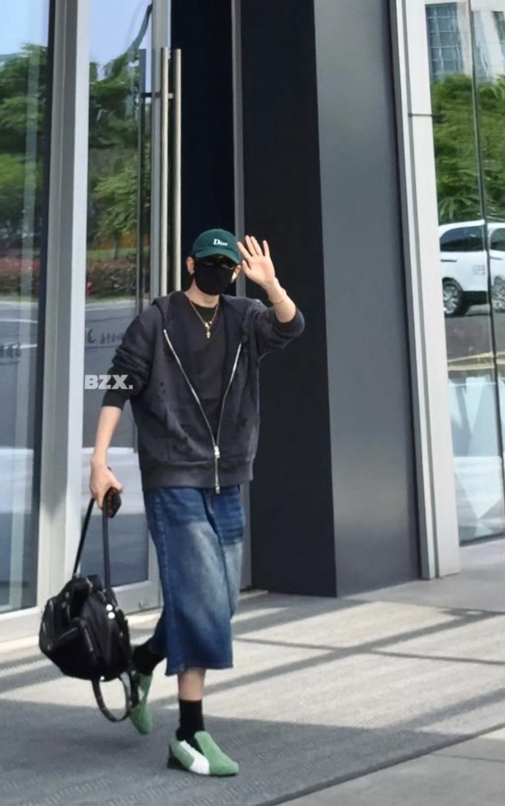 我哥完全潮男来的 背包的神！