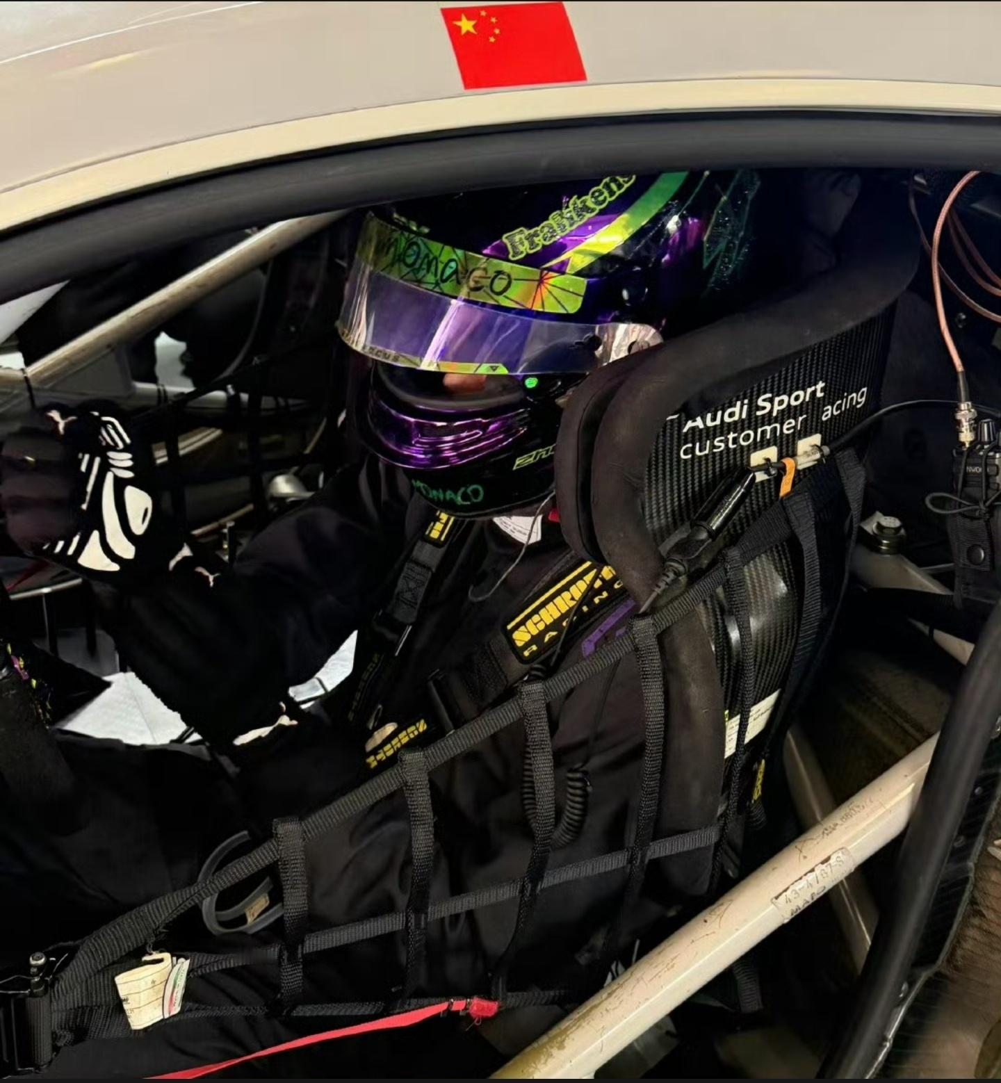 周翊然也去开赛车了🏎️！可以！