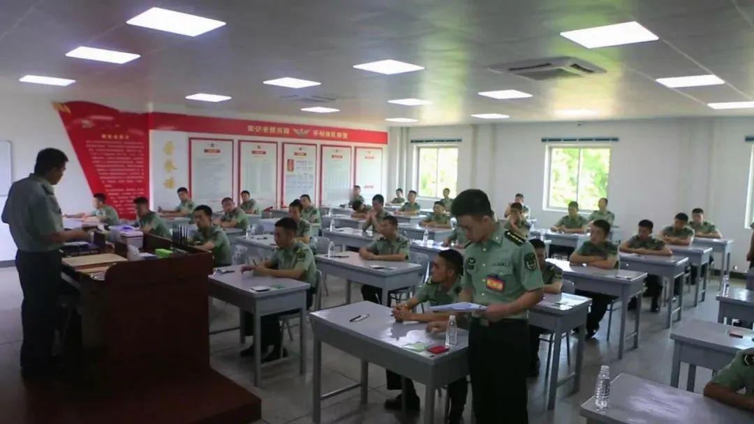 直招军士更接近“社会招聘”，适合已经持有大专/本科文凭的人快速入伍定岗，但存在分