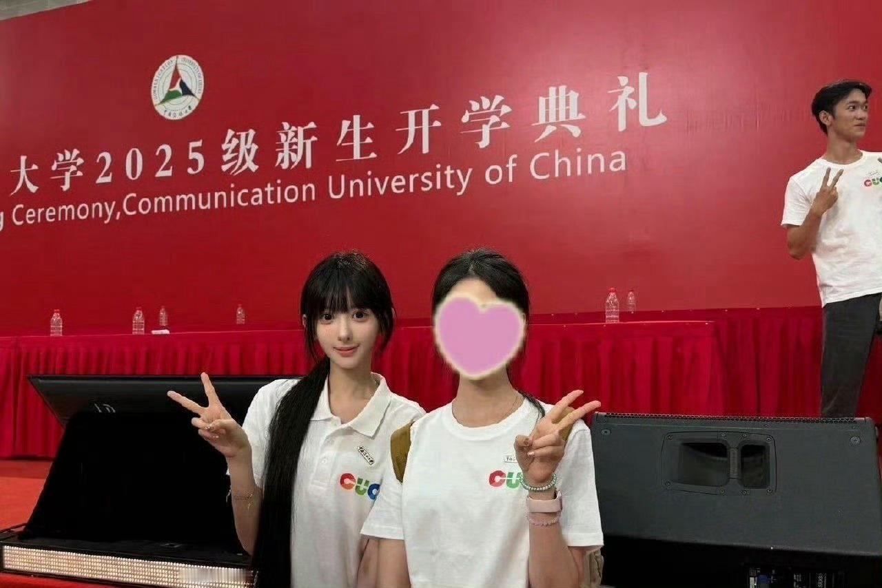 被擦妆 5 次的艺考女生，亮相中传开学典礼。 