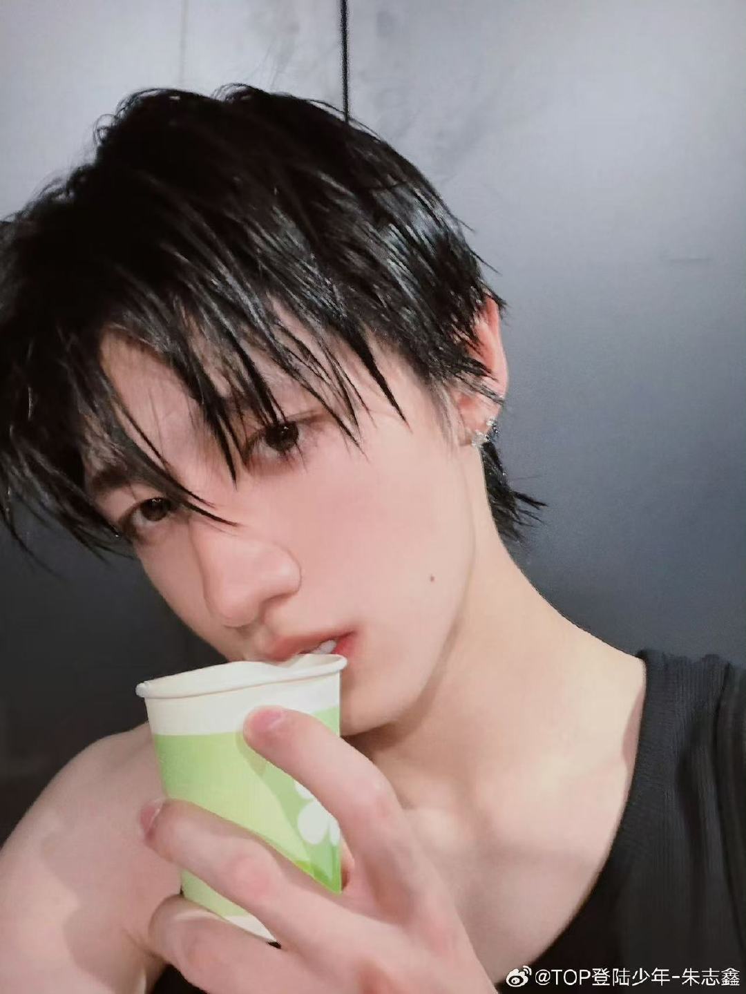 朱志鑫湿发咬纸杯自拍朱志鑫湿发握纸杯自拍 被帅到了 
