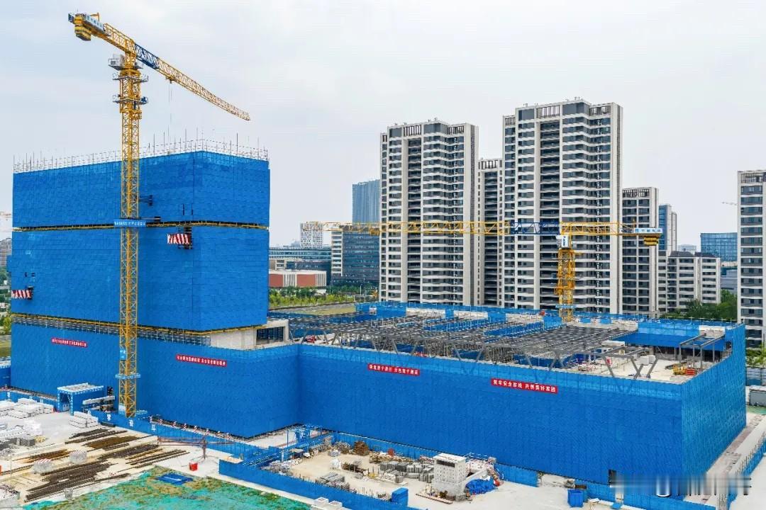 合肥高新区体育中心全面封顶

5月14日，项目主体结构实现全面封顶。项目坐落于合