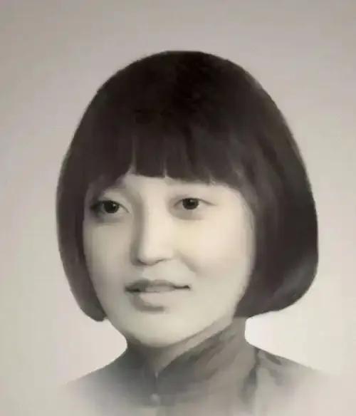 1928年9月，因叛徒出卖，她被捕了，次年3月，她自己咬断脐带，在狱中生下孩子，