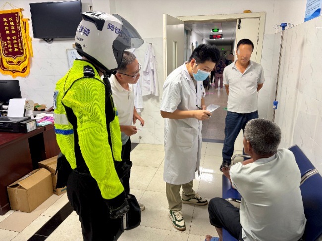 #夏季蛇出没单日14人中招# 【#蛇毒研究所单日收治14例蛇伤患者#】入夏以来，