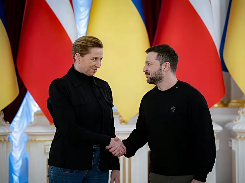 ​乌克兰总统泽连斯基和丹麦总理这时候握手示好，面面相觑，看到的却是一脸的苦笑，似