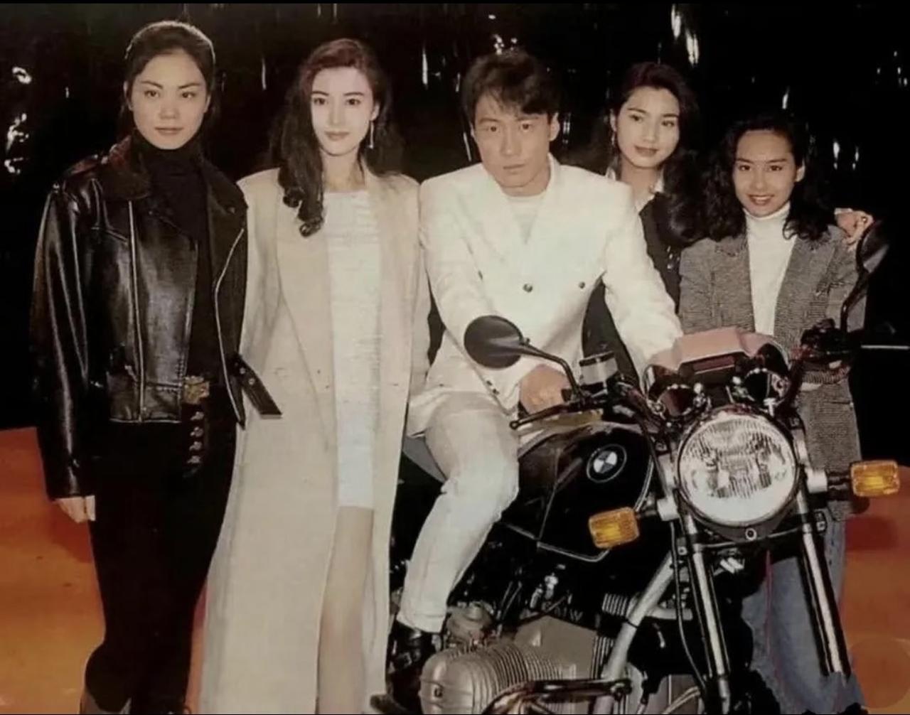 黎明年轻时期的合影照，当时黎明坐在摩托车上与王菲、李嘉欣、洪欣和朱茵合影。

黎