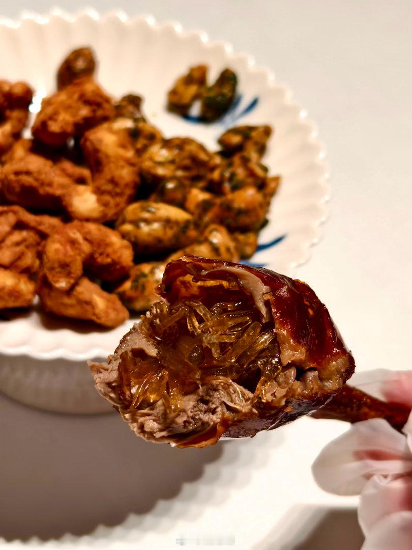 暗香徐智强 x 成都杨中瑮杨师傅端上这盘辣椒蟹的时候，香味就顺势窜鼻了。这道融合