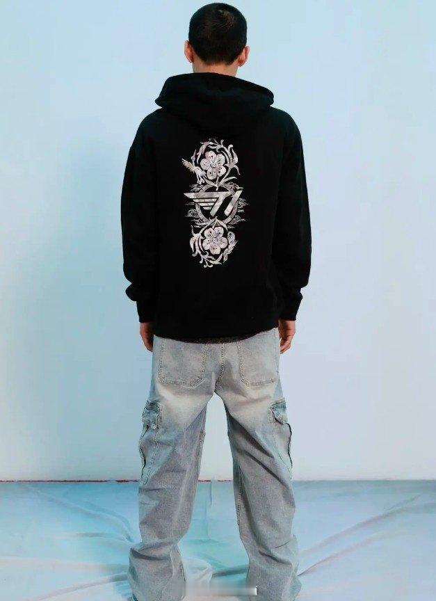 又偷中国元素？T1新周边衣服被吐槽：请你不要到处（）；一会儿说老中敏感了！今日T