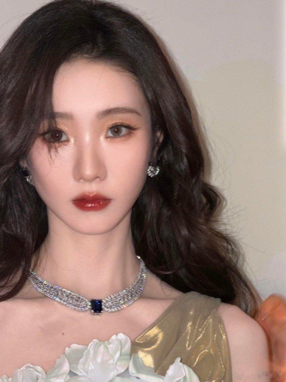 张艺凡粉色草莓大福张艺凡前一秒妈妈后一秒妹妹 一秒切换两种气质，温柔与灵动并存，