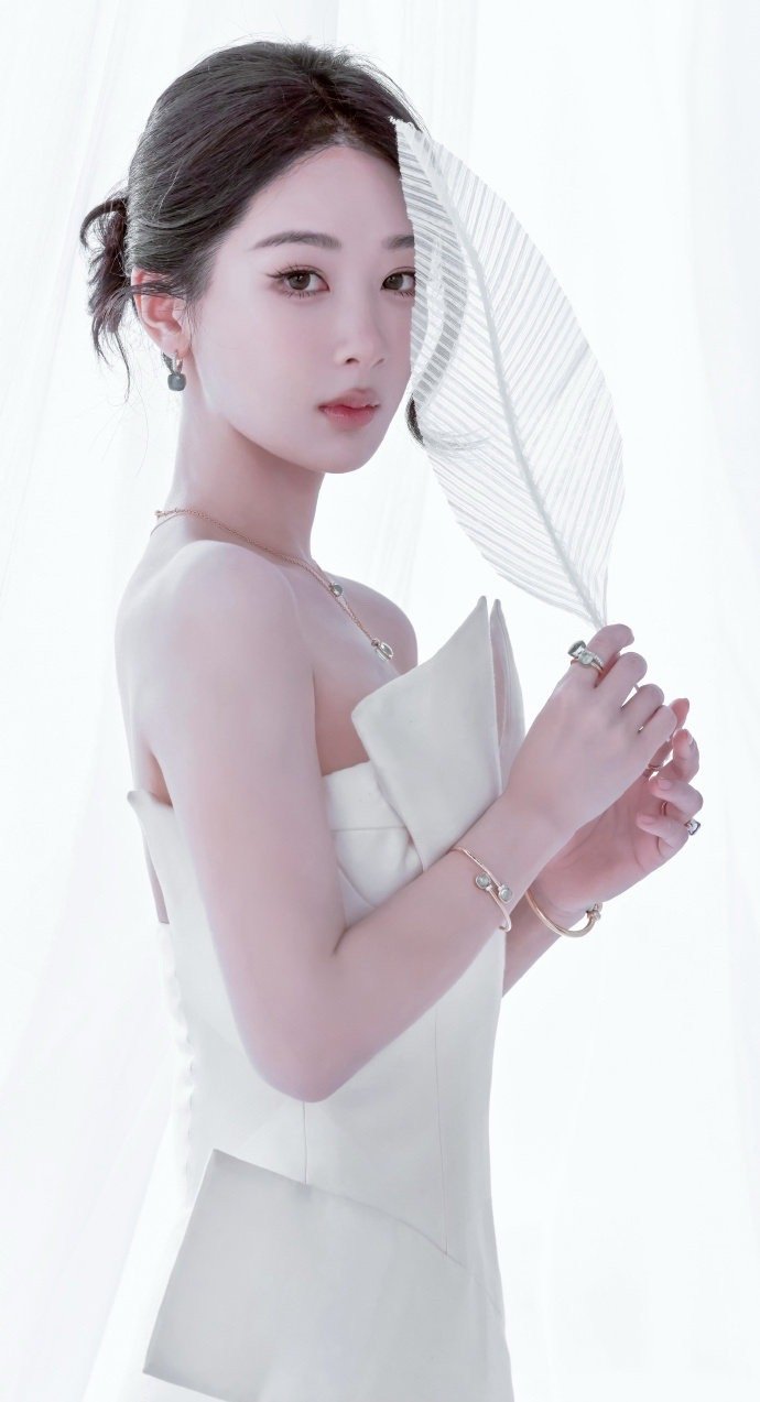 杨紫玉兰花开君再来 💜杨紫董竹君 我没什么愿望，我就想躲在你胳膊下睡懒觉  杨