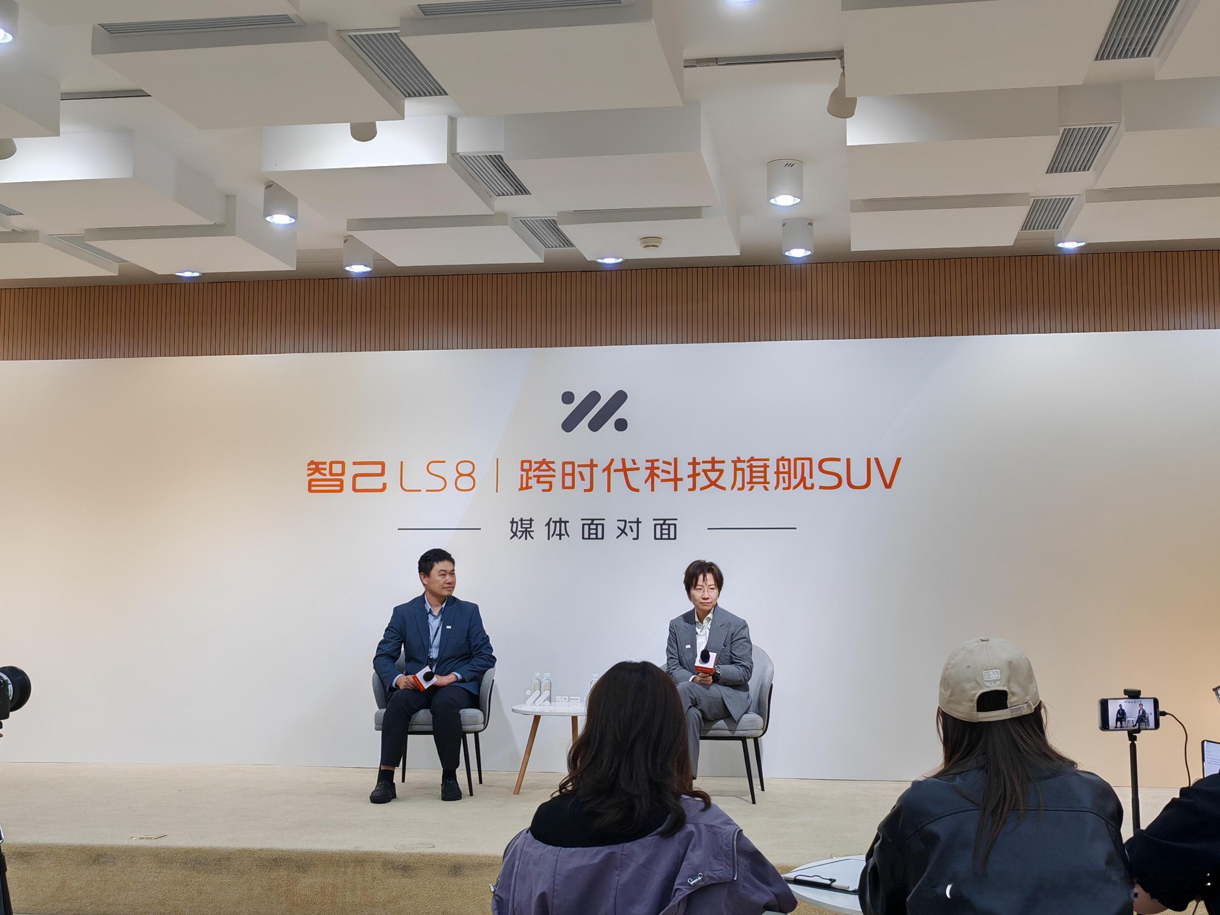 昨晚上市的智己 LS8，用一小时的时间便获得了超 8000 台大定24.98-2