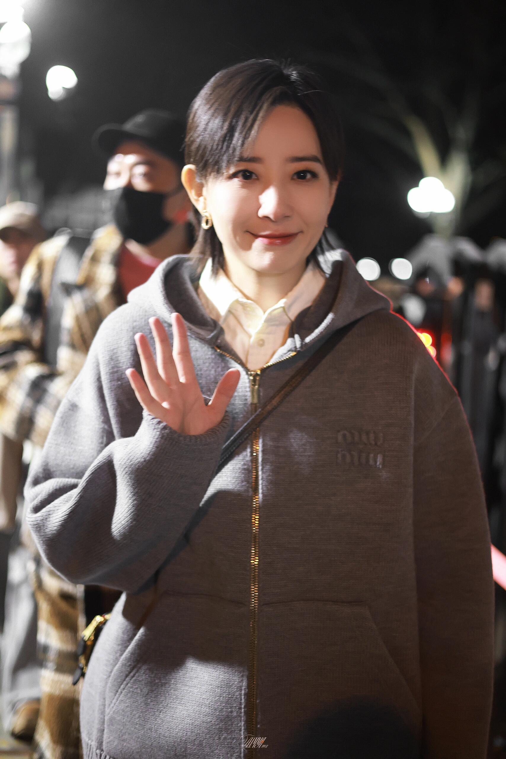 李斯丹妮央视春晚第三次联排下班 看到李斯丹妮的路透照，感觉她又回到了曾经那个可爱