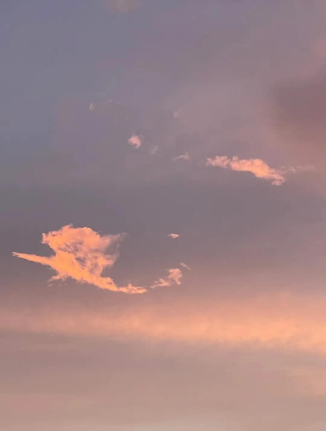 #分享一张你最近随手拍的照片吧#
秋天的晚霞