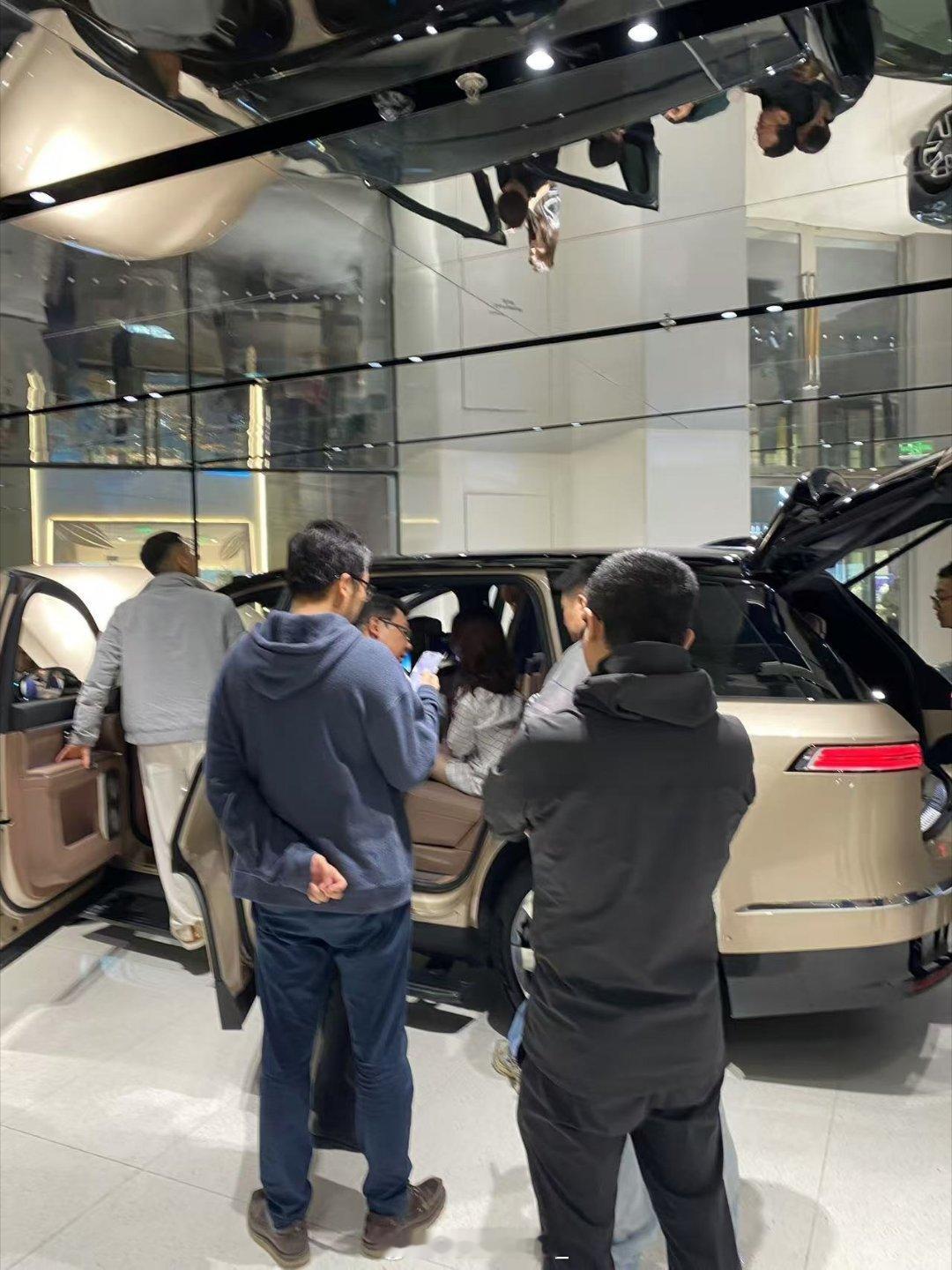 这边发布会刚开始，线下已经这样了这个热度～蔚来蔚来es9