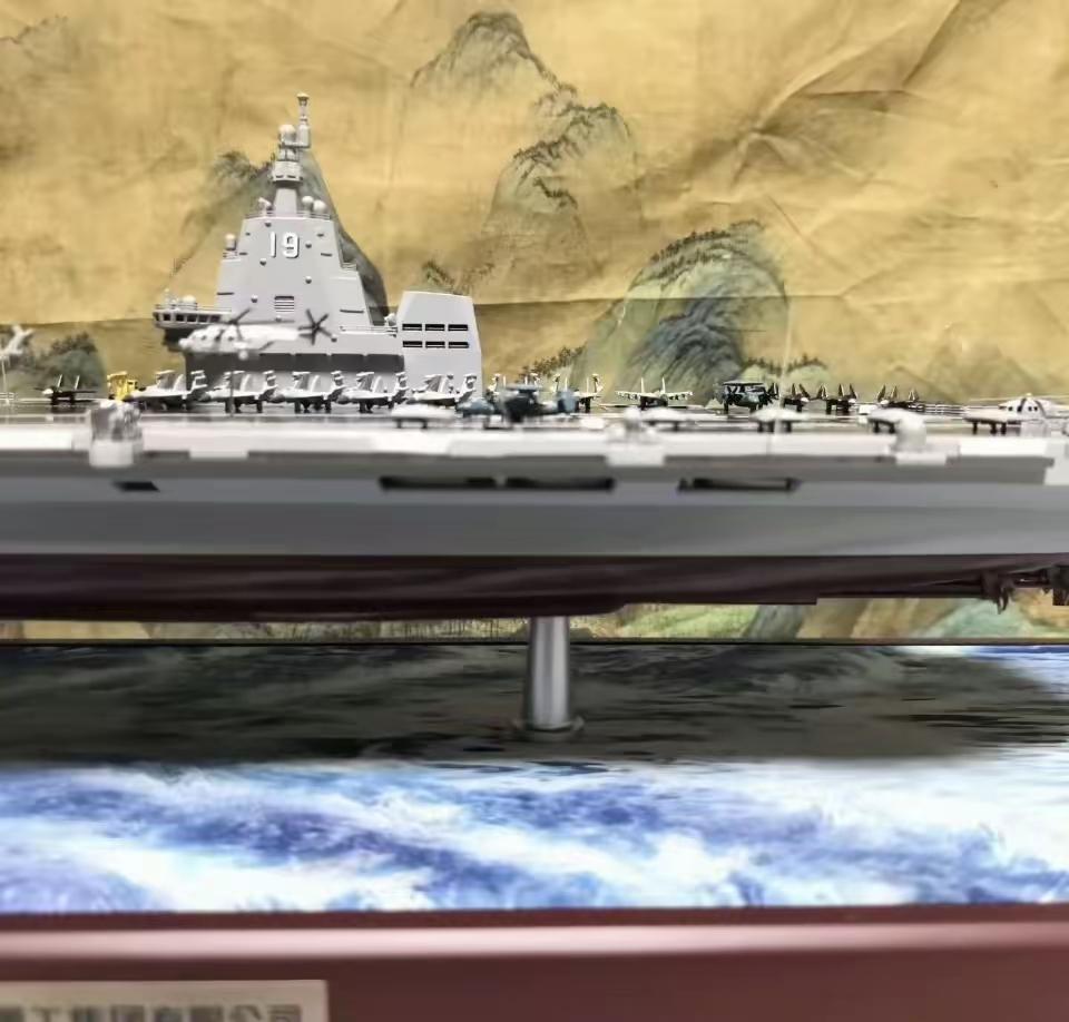 19号航母模型一出来，好多人跟我一样觉得别扭。德国军事专家鲁普雷希特也关注到了这