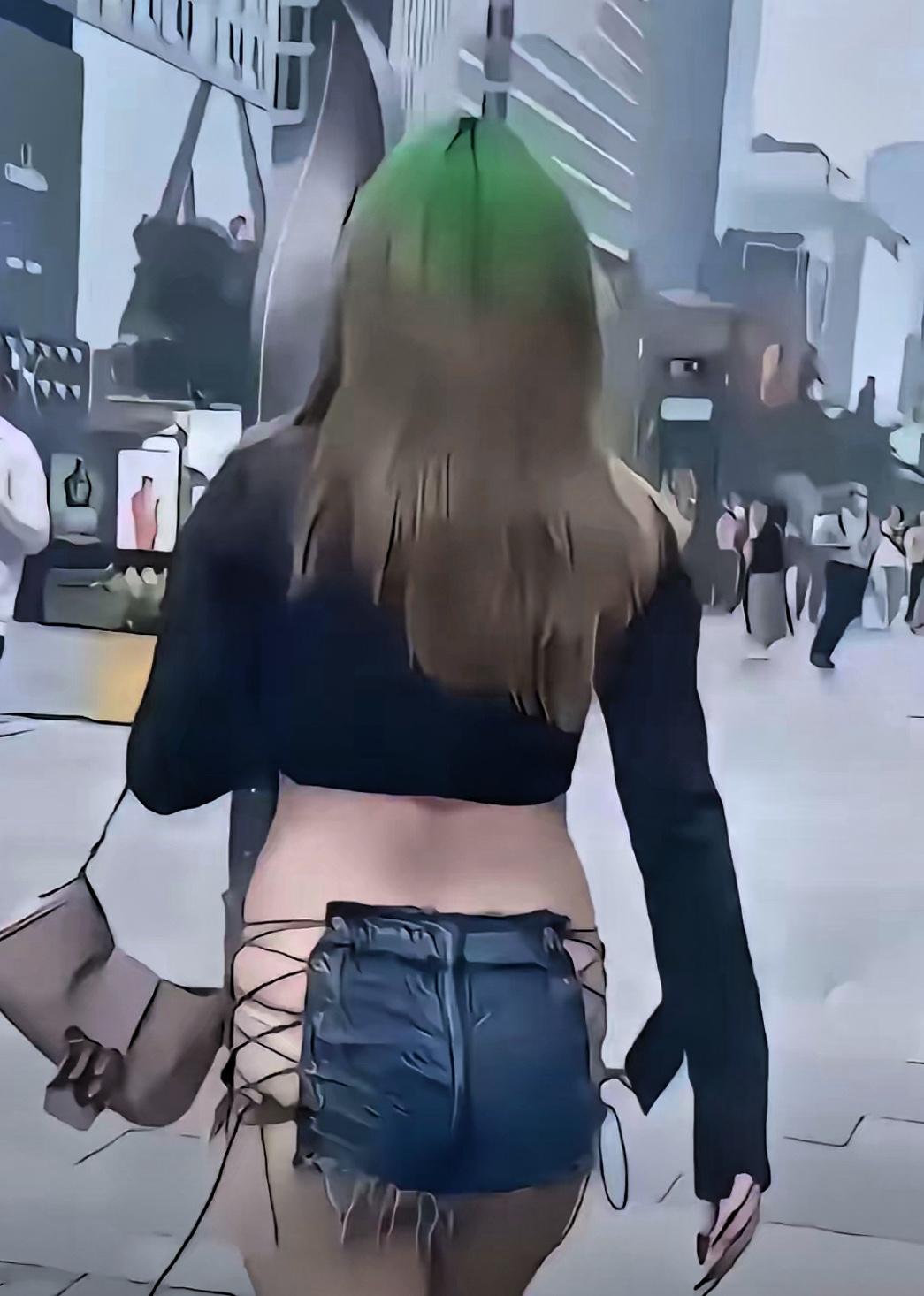 总有人盯着女生的裤子说
“穿这么少出门太危险”，
可咱们都见过，有人裹得严严实实