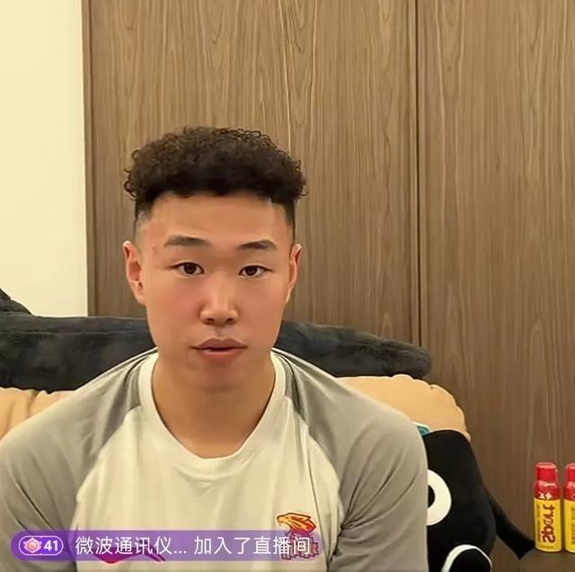 贺希宁拿MVP后直播硬刚年龄质疑，直言29岁还能打4年半巅峰。

这赛季场均20