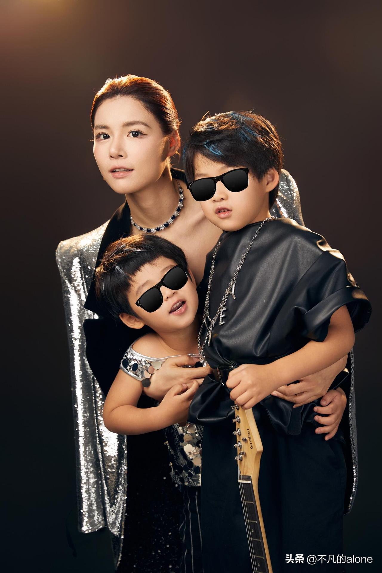 1月15日，苏醒妻子廖语辰更新母子三人写真集plog，并配文“养育两个男孩让我觉