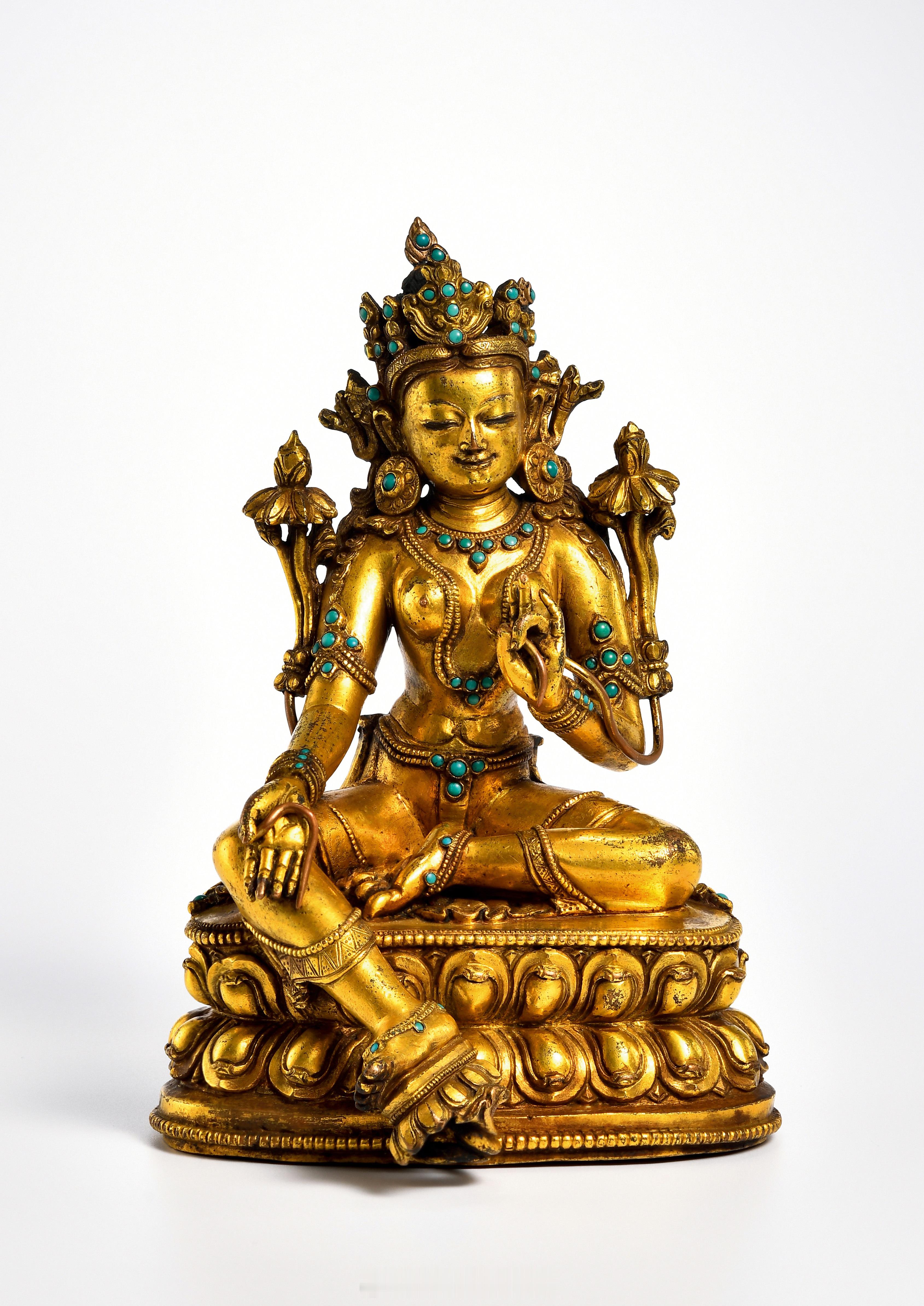 元 元大都风格鎏金嵌宝绿度母造型以铜为材，经熔铸錾刻嵌饰而成。呈三弯体坐姿。通体