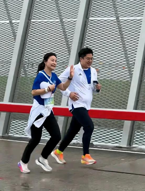 在阴沉的天气中，霍启刚与郭晶晶携手完成了十公里赛，诠释了“健康生活、甜蜜婚姻”的
