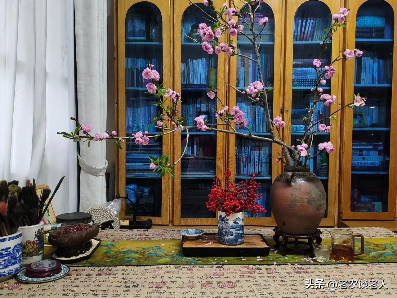 今天是二月初二，龙抬头，又是春分节气。在院子里弄了一枝桃花，在书房里假培着，房间