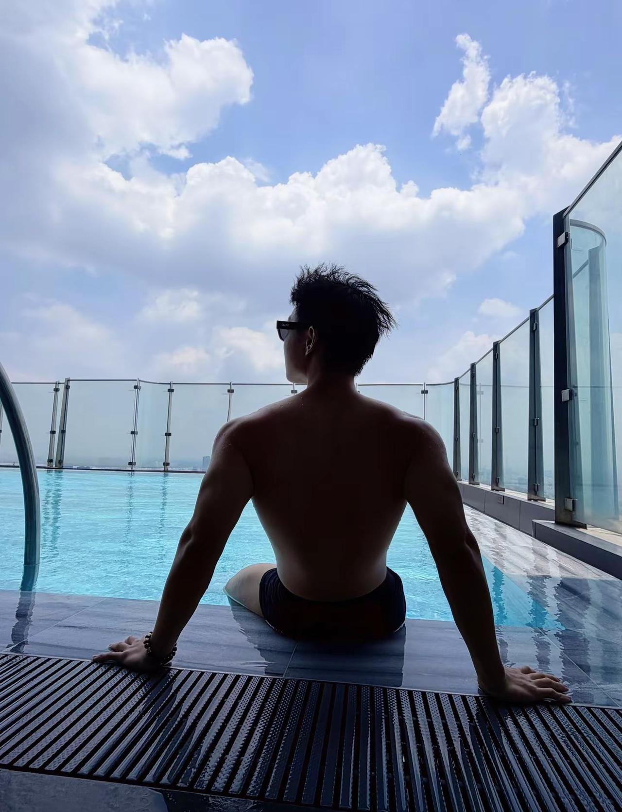 在泳池一个小时头发都不湿的神秘男子来了。夏日 海边 泳池 top
