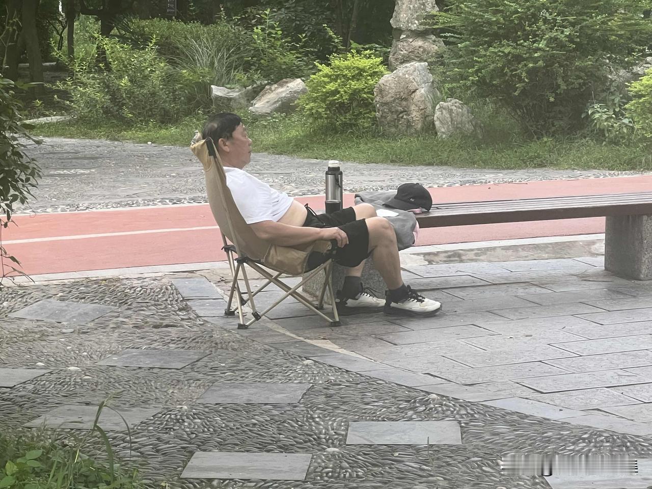 这样的退休生活确实做到了心静如水，他的生活可能没有烦恼，没有压力，只有惬意吧。