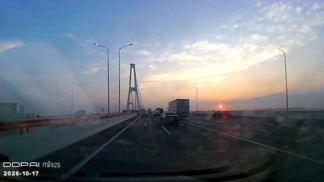 #上海徐浦大桥车祸视频曝光#
徐浦大桥车祸，后面车第一视角。有一说一，那个白色小车也太霸道了吧