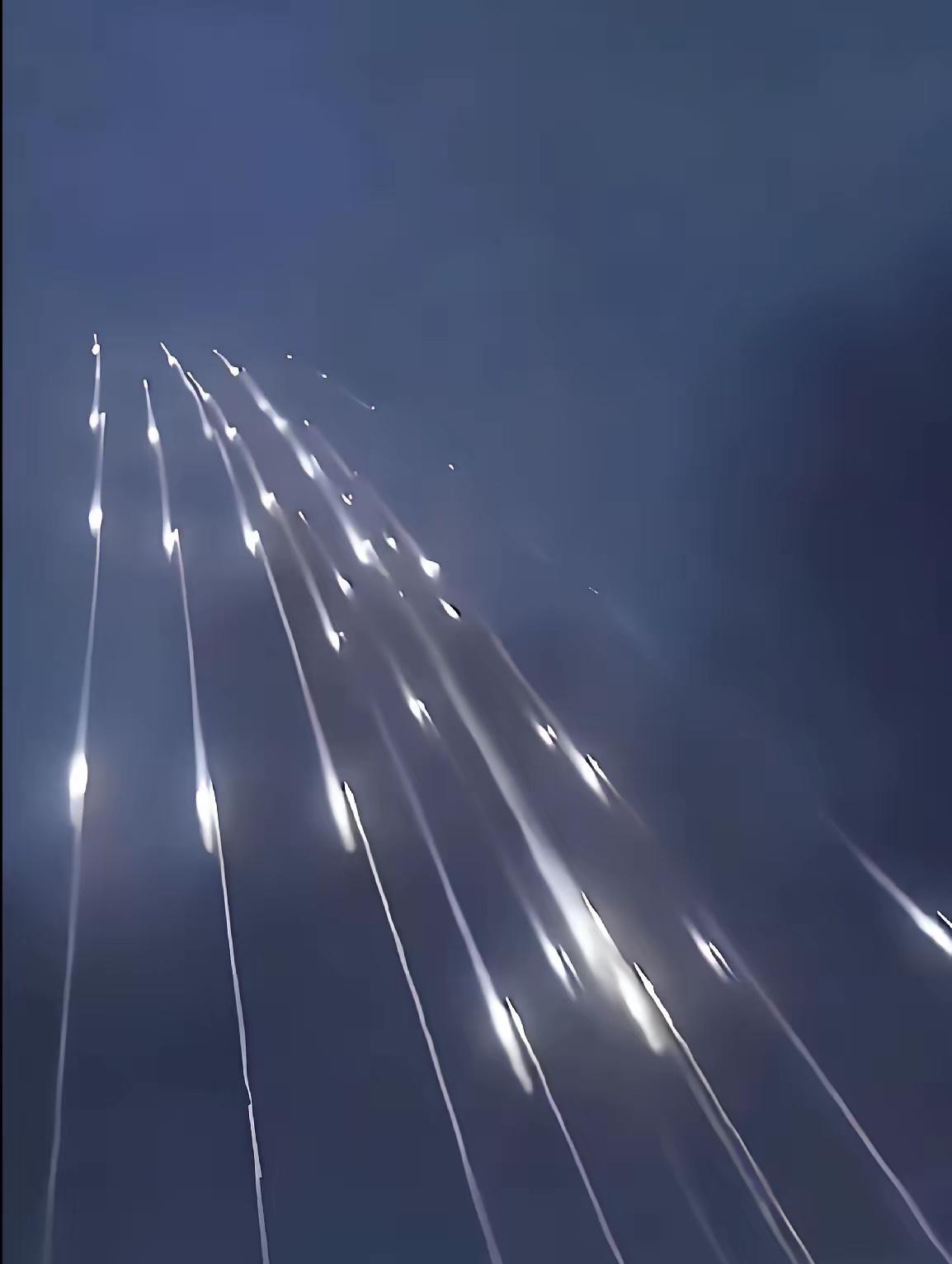 伊朗这仗打得有多难？表面看腹背受敌，实则早把底牌亮成了绝杀！

谁能想到，这场打