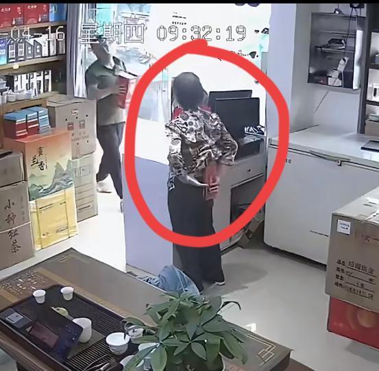 趁老板不注意，老太太偷了一条华子藏在后背。老太太假借到店里面买东西，让老板去给她