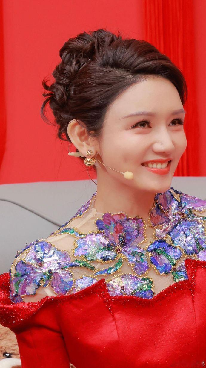 龙洋好稳 全靠背稿的直播，龙洋做到了零口误，这背后是无数的努力。 