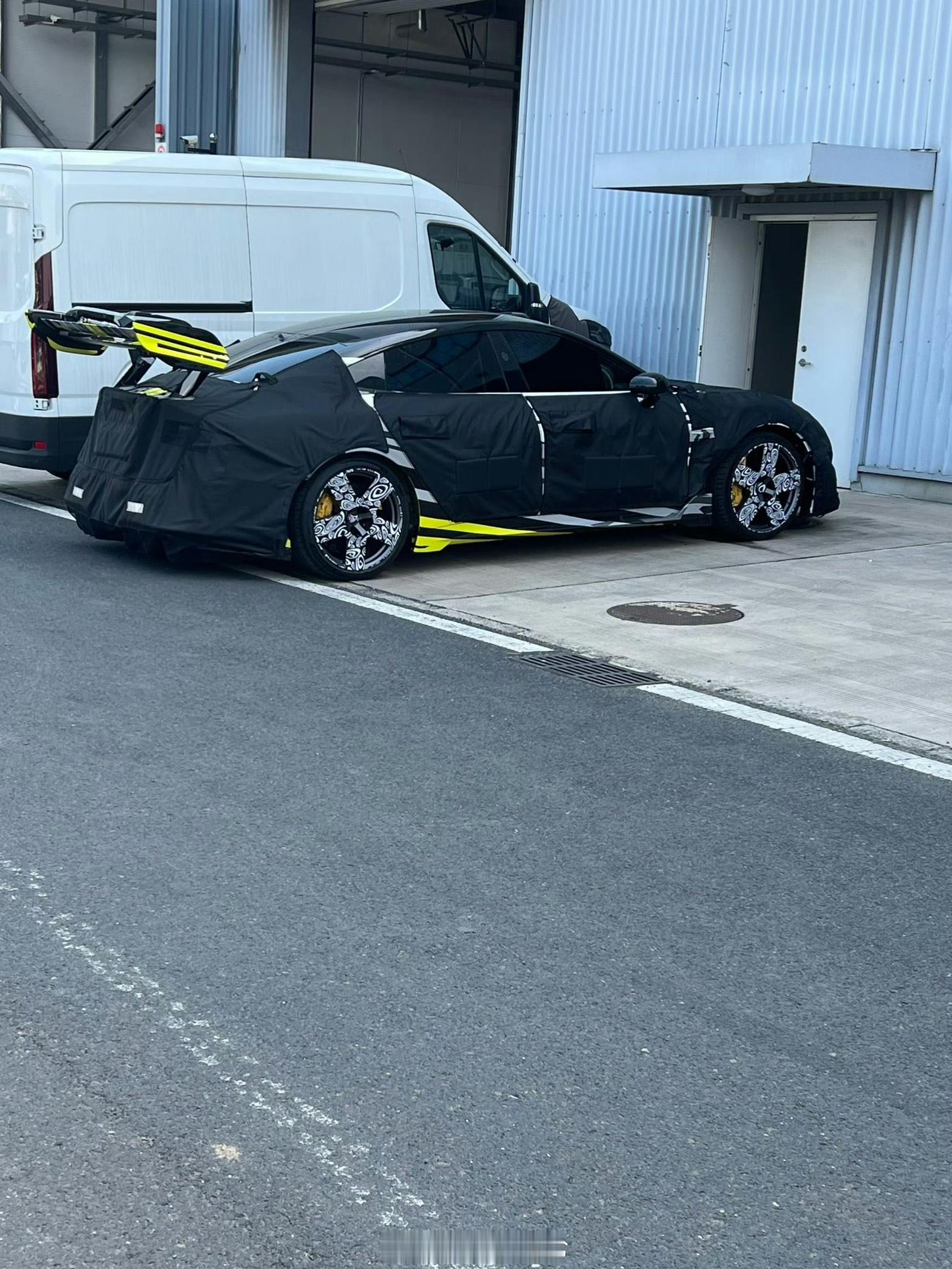 厉害的网友发来疑似小米新车，这如果是新SU7 Ultra，WoW