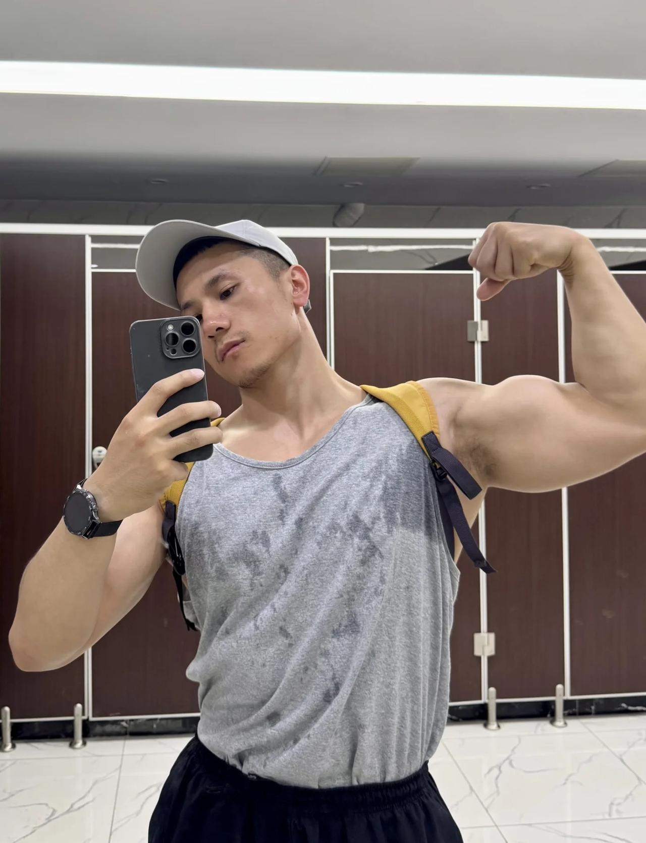 随手拍🤳
男友臂见人不如健身 薄肌自拍