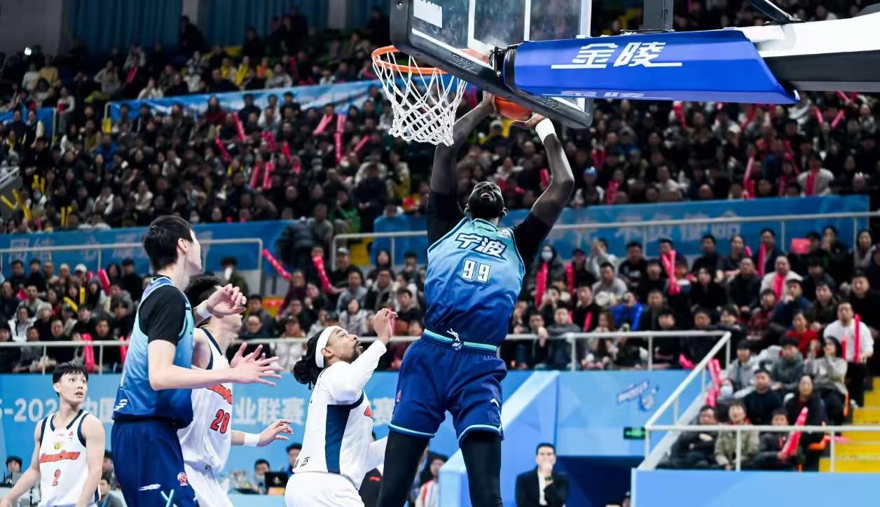 广东恐将遭遇两连败，布朗复出客战广厦取胜难，宁波内线完压广东

昨晚广东队33分